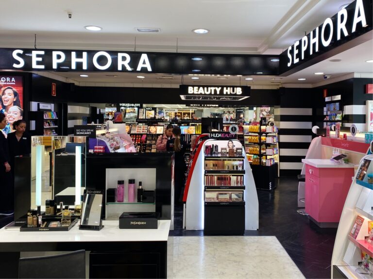 El Corte Inglés in Granada 3 Beauty-Warengruppen wie Dekorative Kosmetik werden im Erdgeschoss von Sephora vermarktet, einer französischen Kosmetikkette, die im Wettbewerb mit Douglas steht