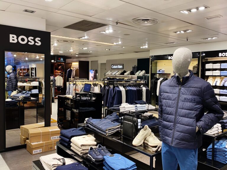 El Corte Inglés in Granada 5 In der Textilabteilung wird nach Markenwelten platziert, hier Boss